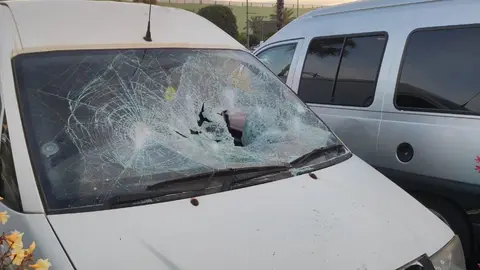 La luna de una furgoneta estacionada en Nueva Condomina, totalmente reventada (foto: Polic&iacute;a Local de Murcia)