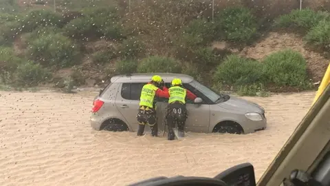 Rescate de los bomberos en medio del temporal de lluvia y tormenta en la Regi&oacute;n de Murcia (foto: 112 Regi&oacute;n de Murcia)