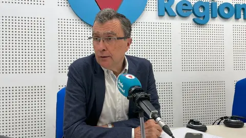 Jos&eacute; Antonio Ballesta en el estudio de Onda Regional