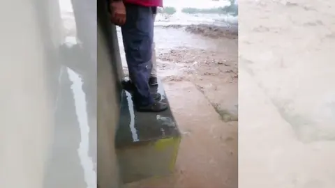 Imagen de los agricultores atrapados por el agua en Jumilla (foto: La 7)