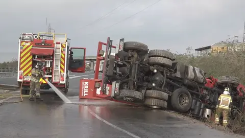 Cami&oacute;n volcado en la AP-7 a la altura de Cabezo de Torres (foto: La 7)