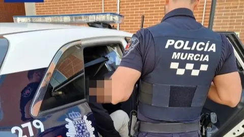 Uno de los agentes de la Polic&iacute;a Local de Murcia junto al detenido por amenazar a una mujer en Centrofama (foto: Polic&iacute;a Local de Murcia)