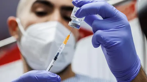 Un enfermero prepara una inyecci&oacute;n de la vacuna de la dosis Moderna contra el coronavirus - Alejandro Mart&iacute;nez V&eacute;lez - Europa Press - Archivo
