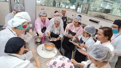 La repostera Patricia P&eacute;rez, de la Panader&iacute;a Jos&eacute; Antonio, de San Pedro del Pinatar, dirigi&oacute; el taller 'El placer del chocolate'.