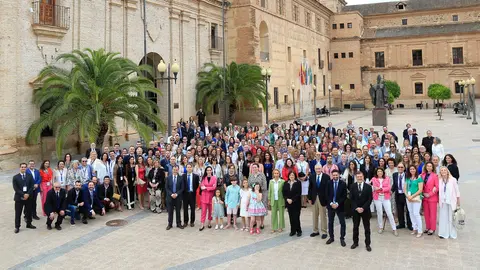 Foto de familia de los 'alumnos fundadores' de la UCAM