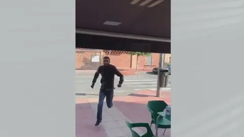 Imagen del hombre que revent&oacute; el cristal de una cafeter&iacute;a de El Raal de una patada (foto: La 7)
