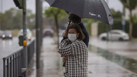 Dos personas sujetan un paraguas durante una tormenta (foto: Europa Press)