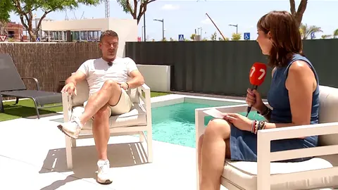 Teresa Garc&iacute;a entrevista al ext&eacute;cnico del FC Cartagena, Luis Carri&oacute;n (foto: La 7)