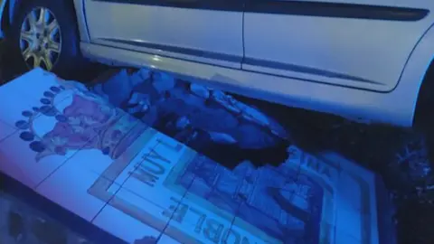 Imagen del coche que se empotr&oacute; contra el escudo de Yecla, instalado en una rotonda (foto: La 7)