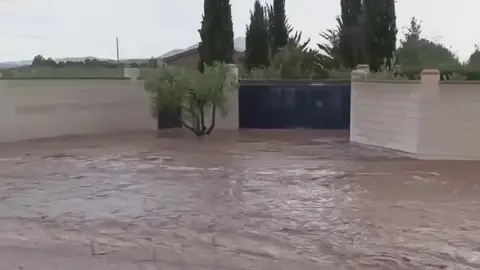 La carretera que une Yecla con Almansa se convirti&oacute; en la tarde de este lunes en un r&iacute;o de agua y barro (foto: La 7)