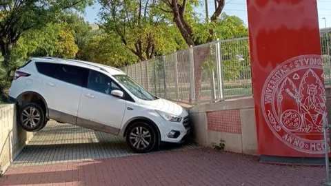 Imagen viral del veh&iacute;culo que accidentado en el Campus de Espinardo de la UMU (foto: @Pacolectivizar/Twitter)