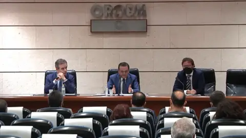Jos&eacute; Mar&iacute;a Albarrac&iacute;n, presidente de la CROEM, flanqueado por el secretario general, Pepe Rosique (izq.) y Ram&oacute;n Avil&eacute;s, vicesecretario