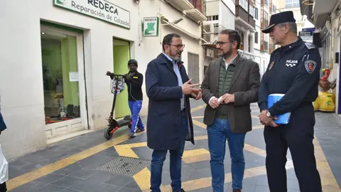 El alcalde de Lorca en funciones, Diego Jos&eacute; Mateos, y el concejal de Seguridad Ciudadana en funciones, Jos&eacute; Luis Ruiz Guill&eacute;n, junto a un agente de la Polic&iacute;a Local