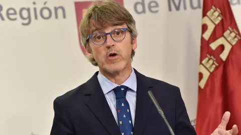 El consejero de Econom&iacute;a, Hacienda, Fondos Europeos y Administraci&oacute;n Digital, Luis Alberto Mar&iacute;n, en una rueda de prensa tras la reuni&oacute;n del Consejo de Gobierno