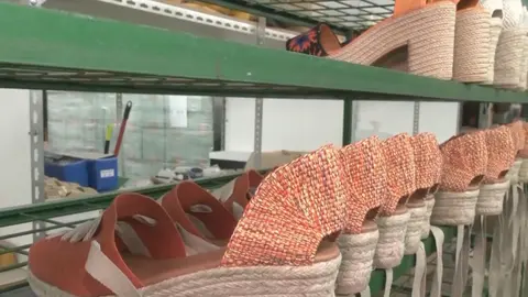 Alpargatas de la Reina Letizia fabricadas por Calzados Pic&oacute;n de Caravaca de la Cruz (foto: La 7)