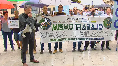 Protestas de la Polic&iacute;a Nacional y la Guardia Civil en Murcia por la equiparaci&oacute;n de las condiciones laborales (foto: La 7)