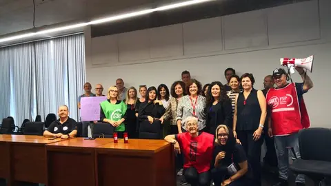 Los funcionarios encerrados en la Ciudad de la Justicia de Murcia (foto: Twitter/@