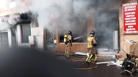 Efectivos del CEIS trabajan en la extinci&oacute;n del incendio (foto: CEIS)
