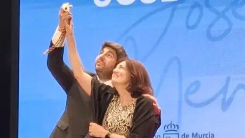 L&oacute;pez Miras y Mar&iacute;a Dolores Garc&iacute;a alzan la medalla p&oacute;stuma de Jos&eacute; Luis Mendoza al cielo