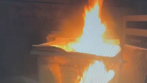 Imagen del incendio en 1 de los 4 contendores en La Uni&oacute;n (foto: La 7)