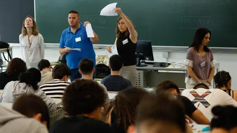 Foto de archivo de varios profesores reparten ex&aacute;menes para realizar las pruebas de acceso de la EvAU 2023, en el Aulario Norte del Campus de Espinardo, en la Universidad de Murcia (Foto: Edu Botella - EP)