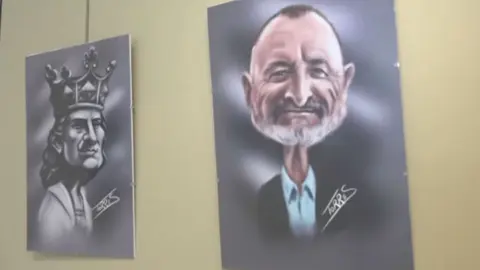 Caricatura de Arturo P&eacute;rez Reverte