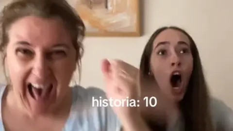 Fragmento de la reacci&oacute;n de una joven de Murcia al conocer su notas de la EBAU, junto a su madre (foto: TikTok)