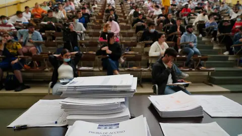 Estudiantes esperan antes de comenzar las pruebas de acceso a la universidad (foto: Europa Press)