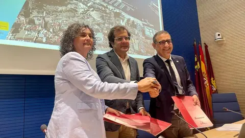 De izq. a der., Beatriz Miguel (UPCT), Pedro Pablo Hern&aacute;ndez (Puerto de Cartagena) y Jos&egrave; Luj&aacute;n (UMU)