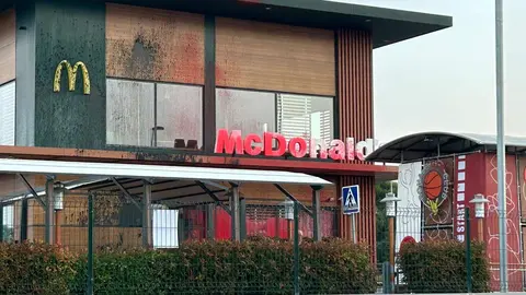 La fachada del McDonald&acute;s situado en la avenida Juan de Borb&oacute;n con machas de pintura en la ma&ntilde;ana de este martes (foto: La 7)