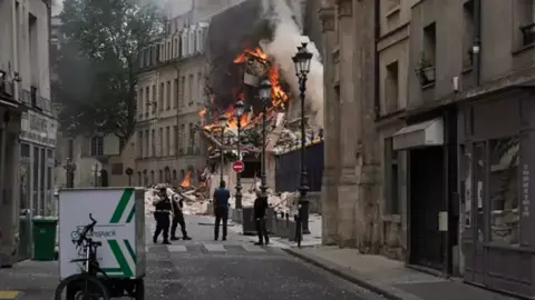 Edificio Place Alphonse-Laveran en Paris despu&eacute;s de la explosi&oacute;n de gas (foto: Europa Press)