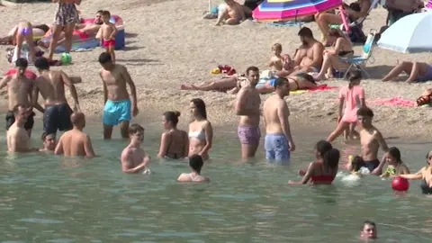 Varios ba&ntilde;istas en una playa de Cartagena (foto: La 7)