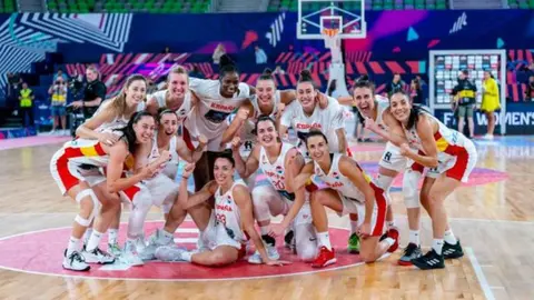 Las jugadoras de Espa&ntilde;a, tras alcanzar la final