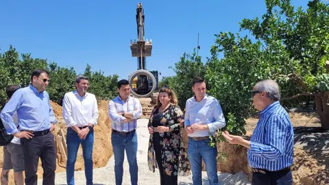 El consejero en funciones, Antonio Luengo, y el alcalde, Jos&eacute; Miguel Luengo, durante su visita a las obras de los colectores norte y sur de San Javier (foto: CARM)