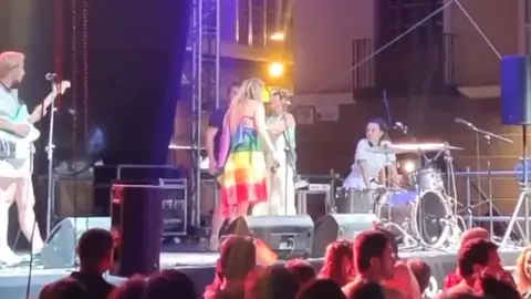 Momento en el que Roc&iacute;o Saiz se ve obligada a taparse con una bandera LGBTIQ+