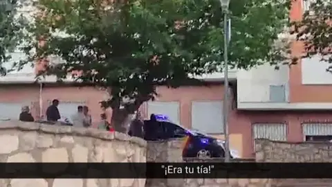 Una vecina de Yecla le grita al presunto doble homicida cuando &eacute;ste acompa&ntilde;aba a la Polic&iacute;a Nacional (foto: La 7)