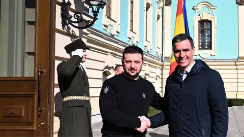 Pedro S&aacute;nchez (der.) junto a Zelensky en una anterior visita