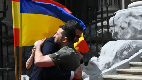Pedro S&aacute;nchez se abraza al presidente ucraniano, Volodymir Zelensky