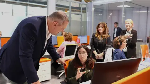 El director de la Agencia Tributaria de la Regi&oacute;n de Murcia, Juan Mar&iacute;n, visita la central de informaci&oacute;n telef&oacute;nica de este organismo, donde 24 agentes trabajan para prestar el servicio 'No te desplaces'.