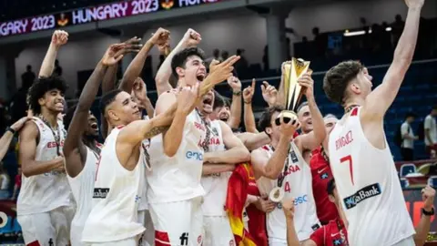 Los espa&ntilde;oles celebran la victoria en el mundial. Izan Almansa, a la izquierda de la imagen