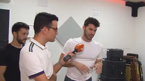Pedro Jota Fern&aacute;ndez entrevista a dos de los componentes de la banda cartagenera 'Arde Bogot&aacute;' (foto: La 7)