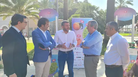 El consejero en funciones Antonio Luengo, durante el acto de presentaci&oacute;n de la campa&ntilde;a de promoci&oacute;n de fruta de la Regi&oacute;n entre los turistas.