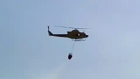 Imagen del helic&oacute;ptero que ha intervenido en el incendio de la ciudad de Murcia (foto: La 7)