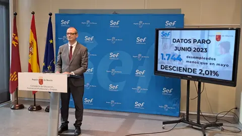 El consejero en funciones de Educaci&oacute;n, Formaci&oacute;n Profesional y Empleo, V&iacute;ctor Mar&iacute;n, present&oacute; los datos de paro del mes de junio.