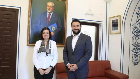 La actual presidenta de la UCAM, Mar&iacute;a Dolores Garc&iacute;a, recibe la notificaci&oacute;n de la distinci&oacute;n - FESTIVAL DEL CANTE DE LAS MINAS