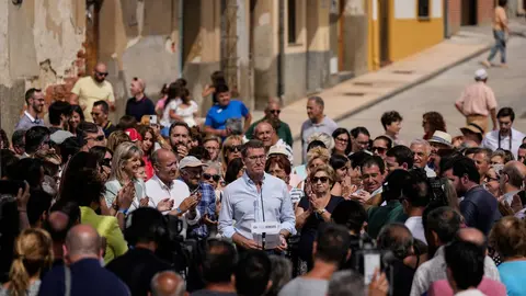 Alberto N&uacute;&ntilde;ez Feij&oacute;o, en su encuentro con vecinos en un pueblo de Castilla y Le&oacute;n