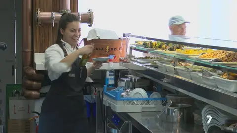 Roc&iacute;o Ferrer, camarera en La Lonja de San Javier
