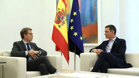 El l&iacute;der del PP, Alberto N&uacute;&ntilde;ez Feij&oacute;o (izq.) y el presidente del Gobierno, Pedro S&aacute;nchez, en un encuentro en La Moncloa en octubre de 2022