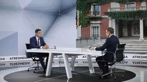 Pedro S&aacute;nchez (izq.) y Alberto N&uacute;&ntilde;ez Feij&oacute;o, durante el debate celebrado en la sede de Atresmedia