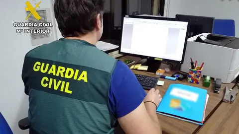 Un agente de la Guardia Civil, durante la investigaci&oacute;n (foto: Guardia Civil)